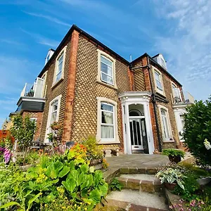 Fishtail House - Stylish Minutes From The Sea Apartment
